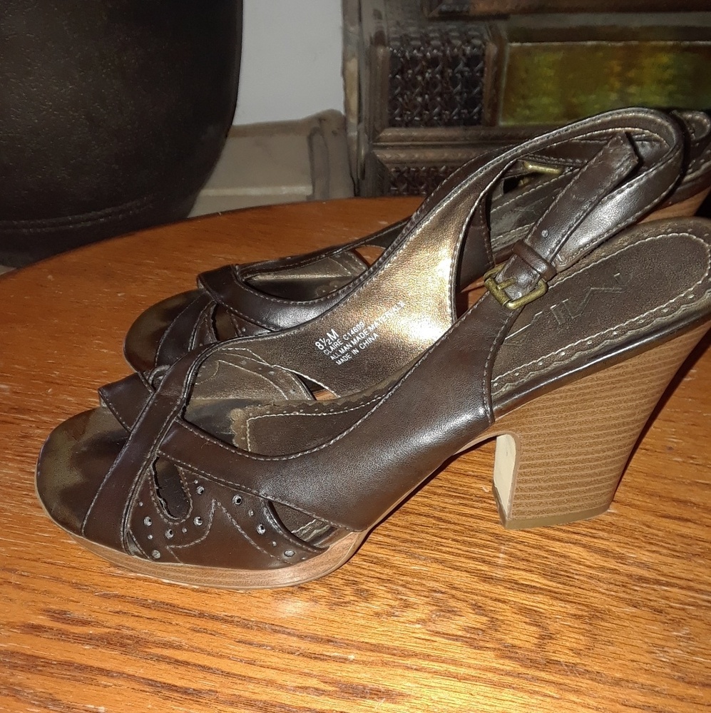CUTE HEELS - Picture 2 of 8